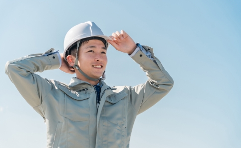 ヘルメットをかぶる人