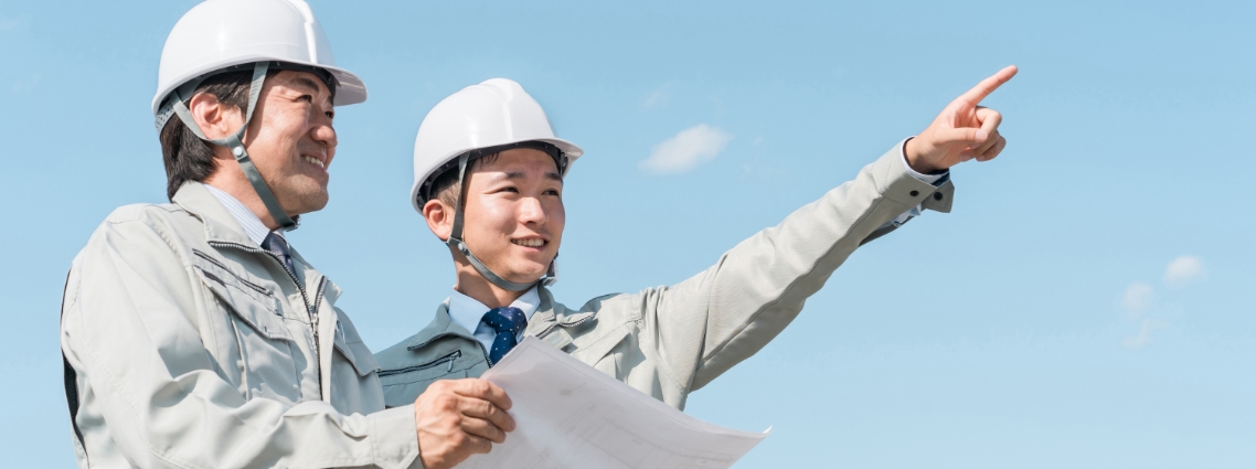 ヘルメットをかぶる人