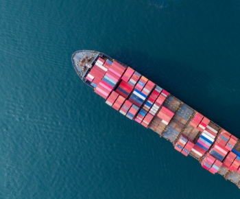 コンテナが積まれた船